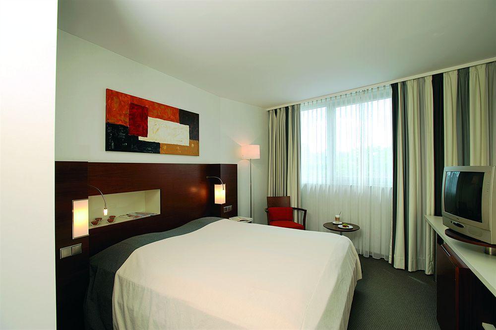Nh Frankfurt Niederrad Hotell Frankfurt am Main Rum bild